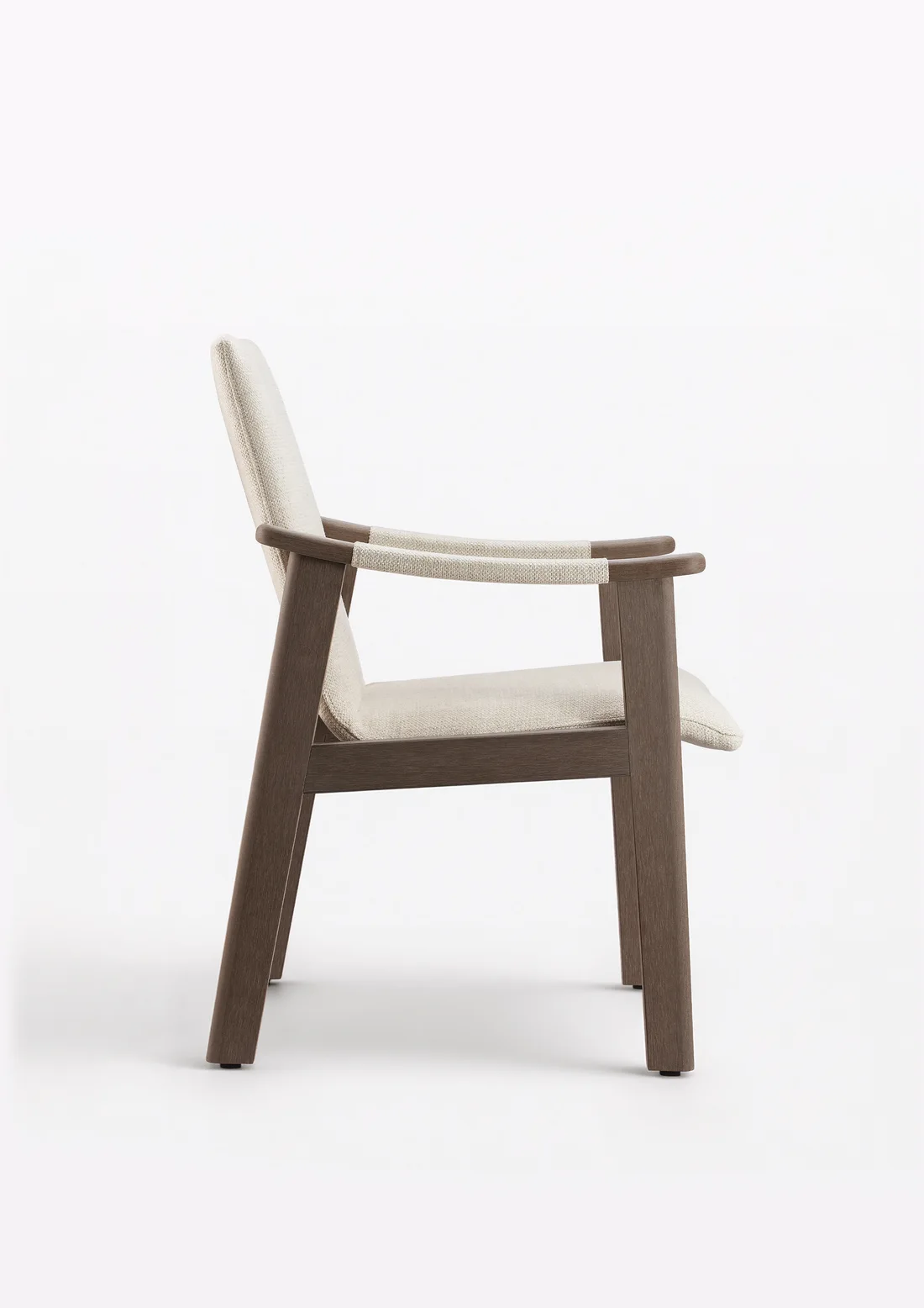 Side profile of a Sumparwood dining chair with small dark feet beneath its legs