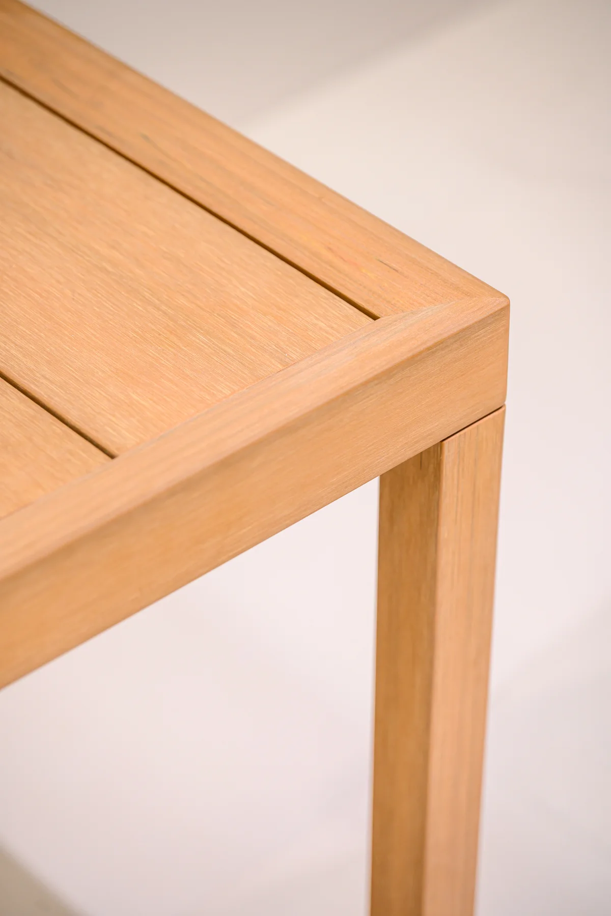 Square table corner with intersecting top rails above an upright leg