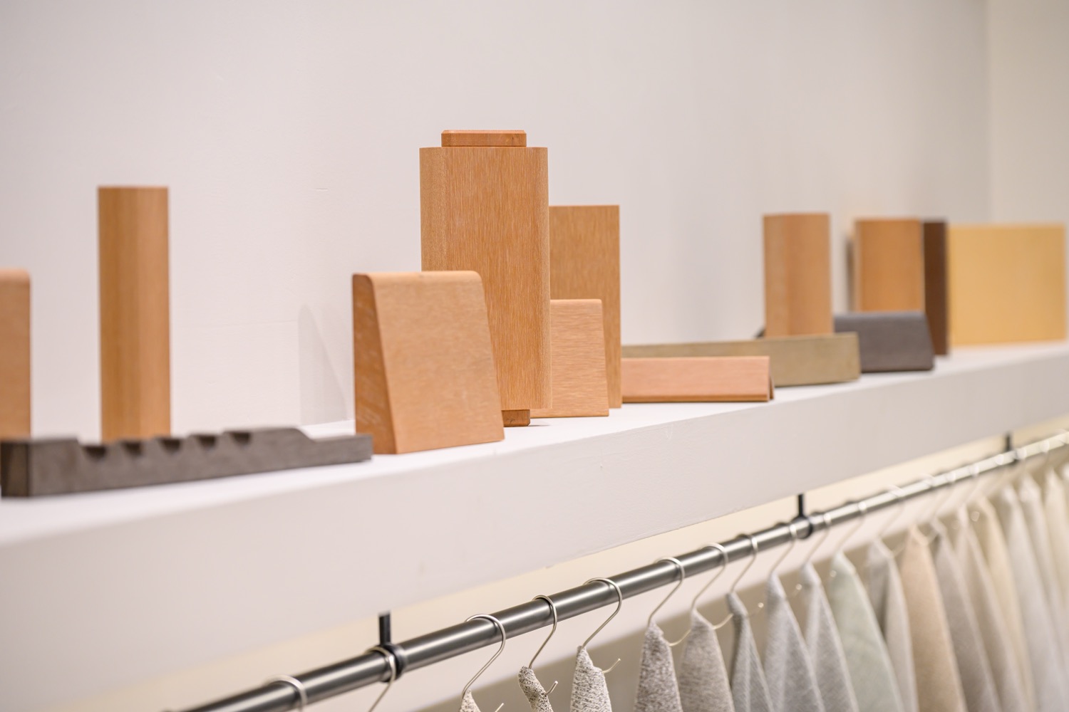 Sumparwood profiles and material sections arranged on an exhibition shelf